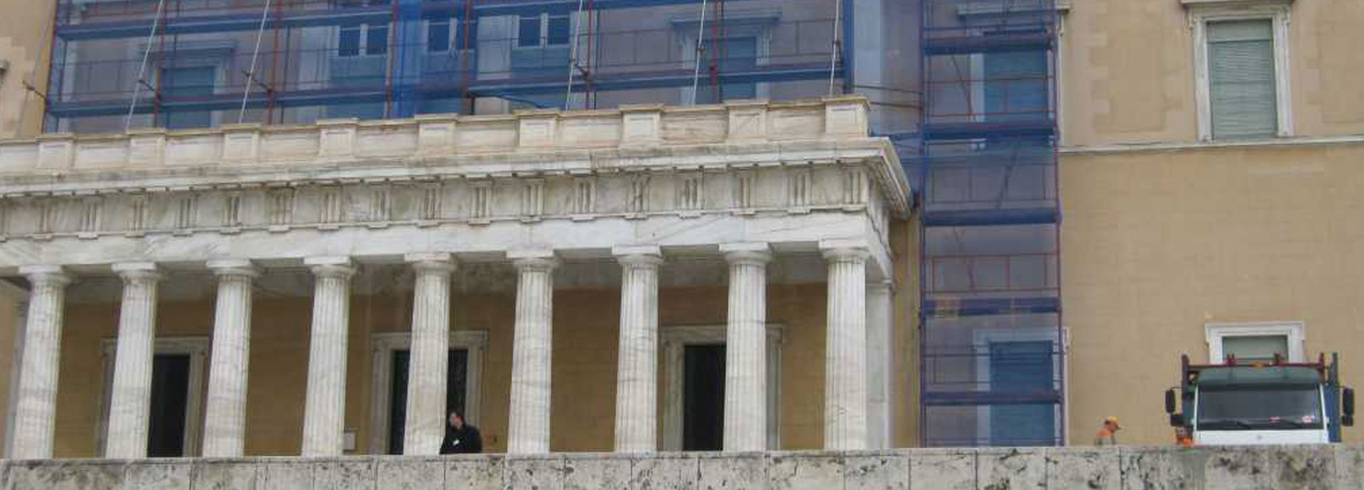 Σκαλωσιά σε νεοκλασικό κτίριο με κίονες