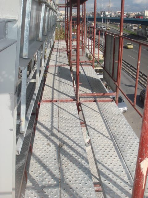Scaffold working deck with guardrail