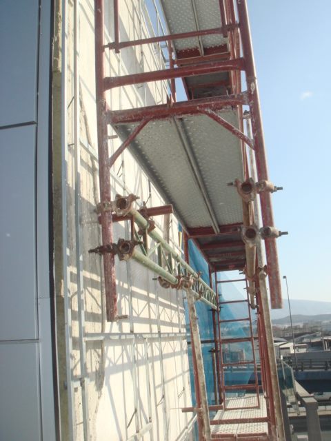 Scaffold working deck with guardrail