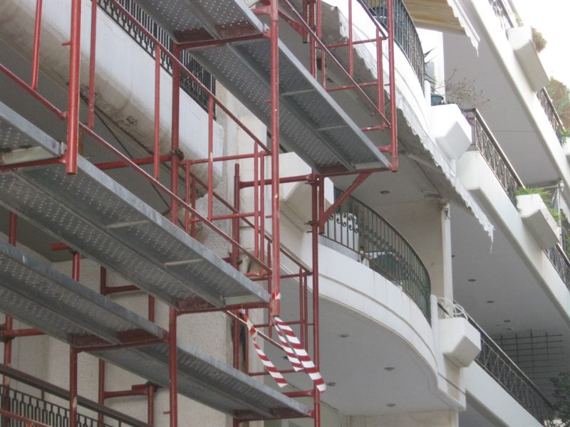 Scaffold working deck with guardrail