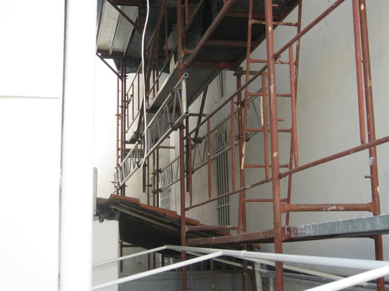 Scaffold working deck with guardrail