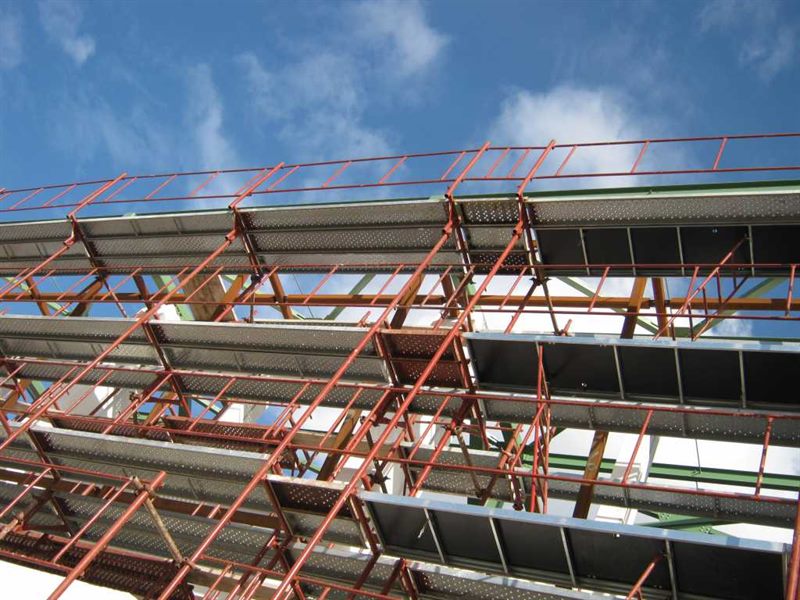 Scaffold working deck with guardrail