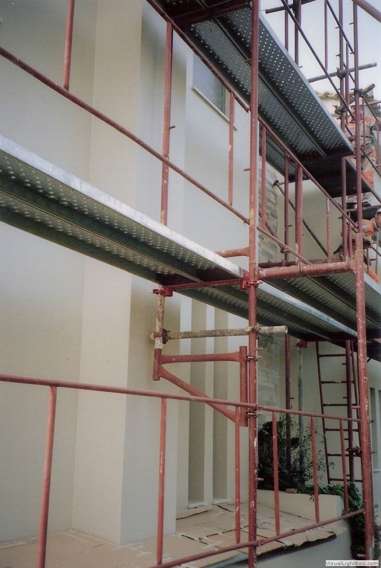 Scaffold working deck with guardrail