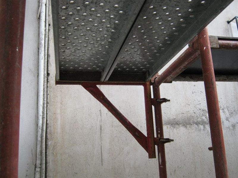 Scaffold working deck with guardrail