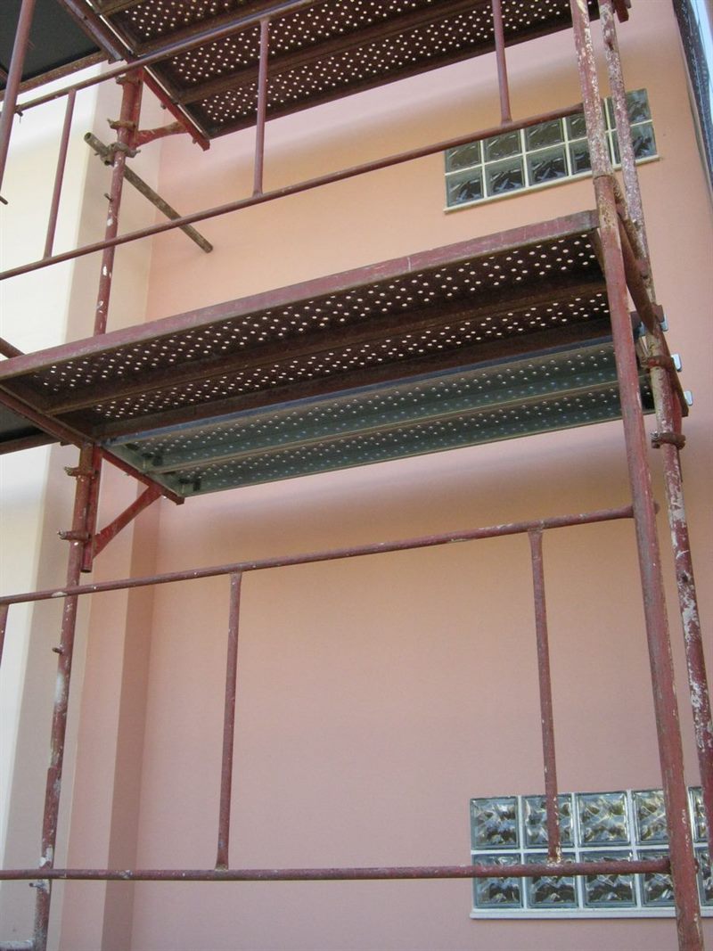 Scaffold working deck with guardrail