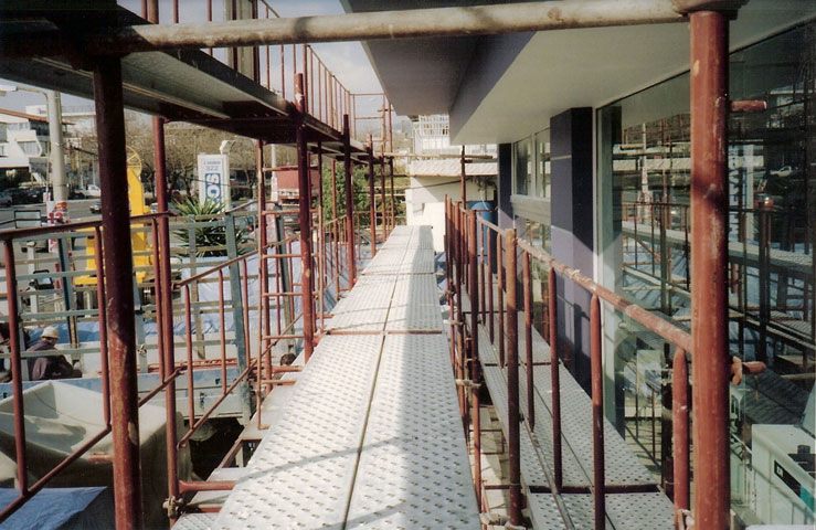 Scaffold working deck with guardrail
