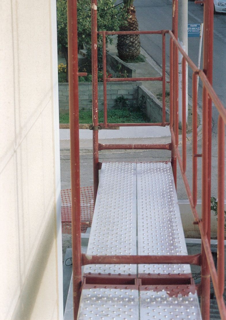 Scaffold working deck with guardrail