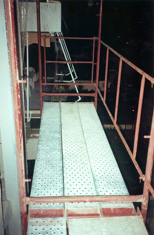Scaffold working deck with guardrail