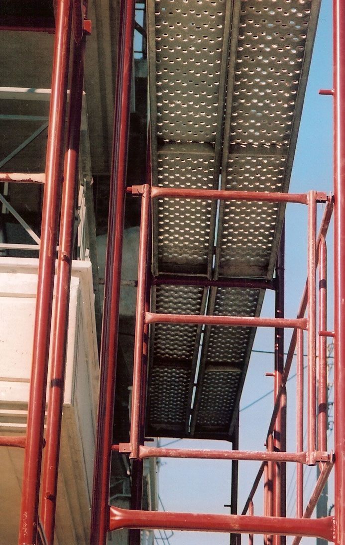 Scaffold working deck with guardrail