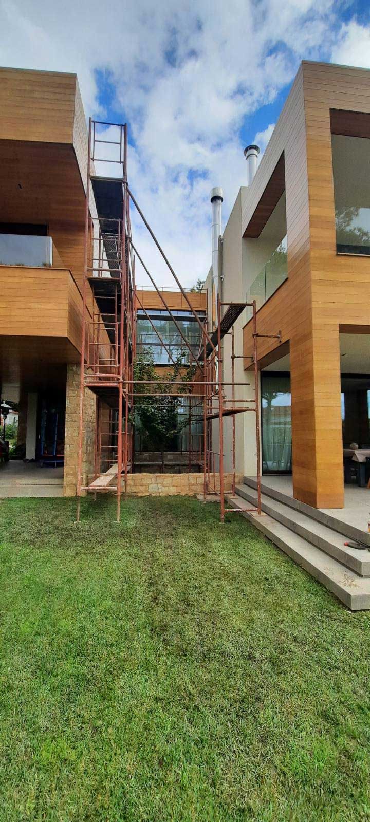 Custom-engineered scaffolding structure