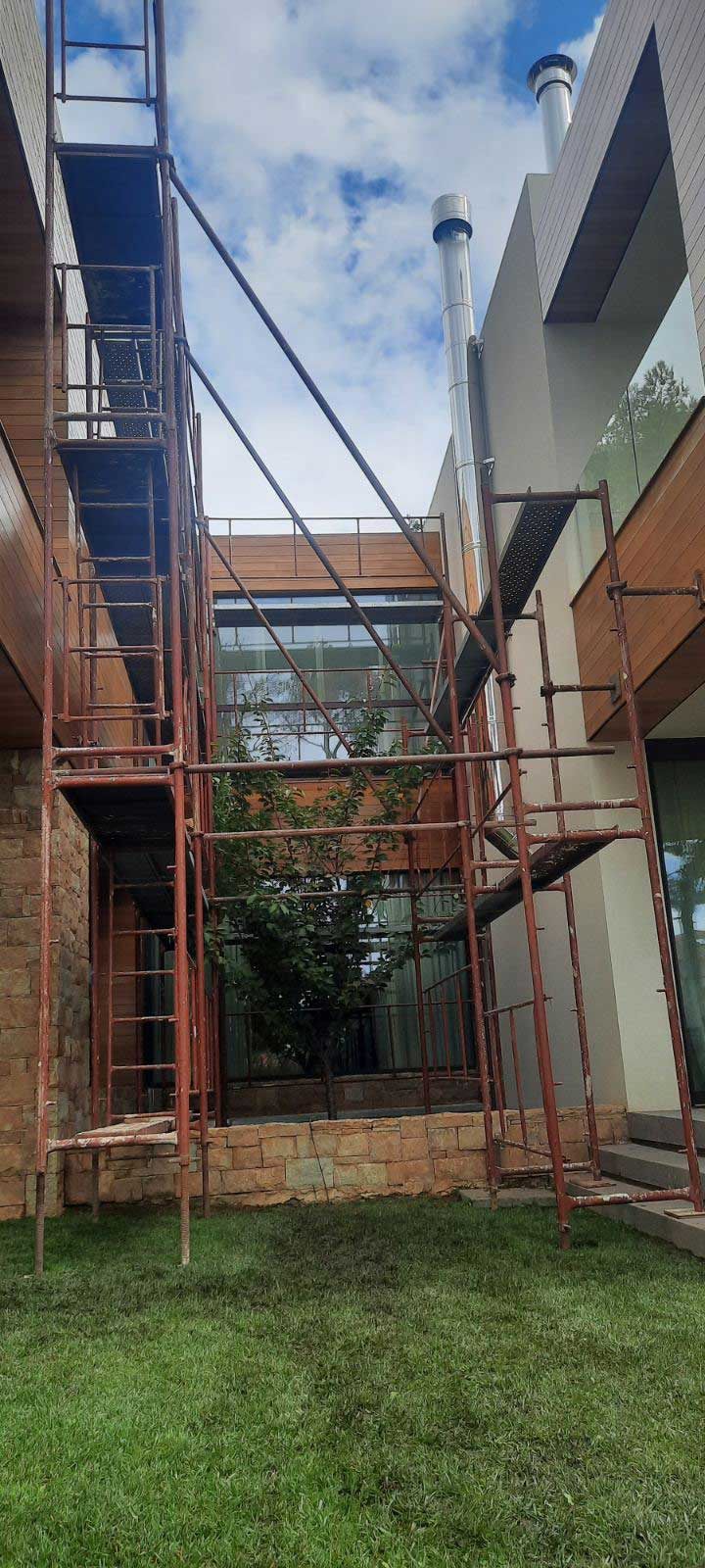 Custom-engineered scaffolding structure