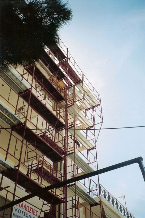 Custom-engineered scaffolding structure