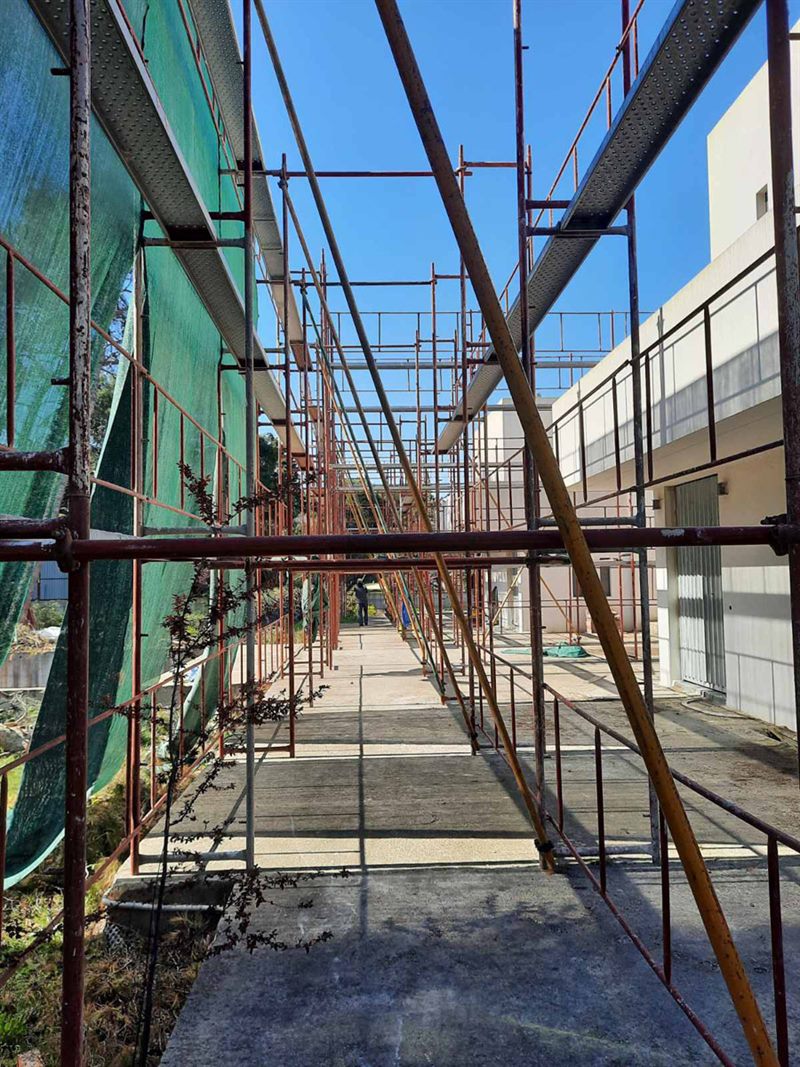 Perimeter scaffolding