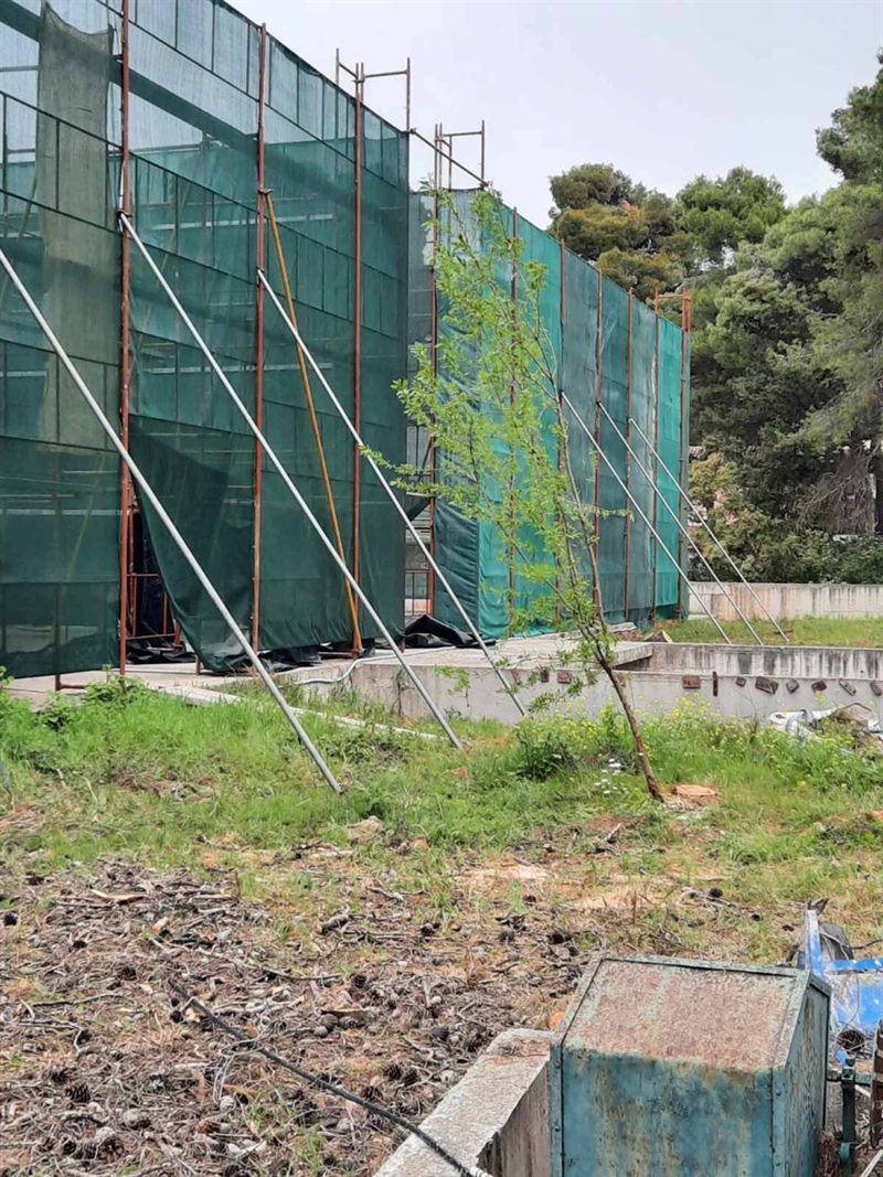 Perimeter scaffolding