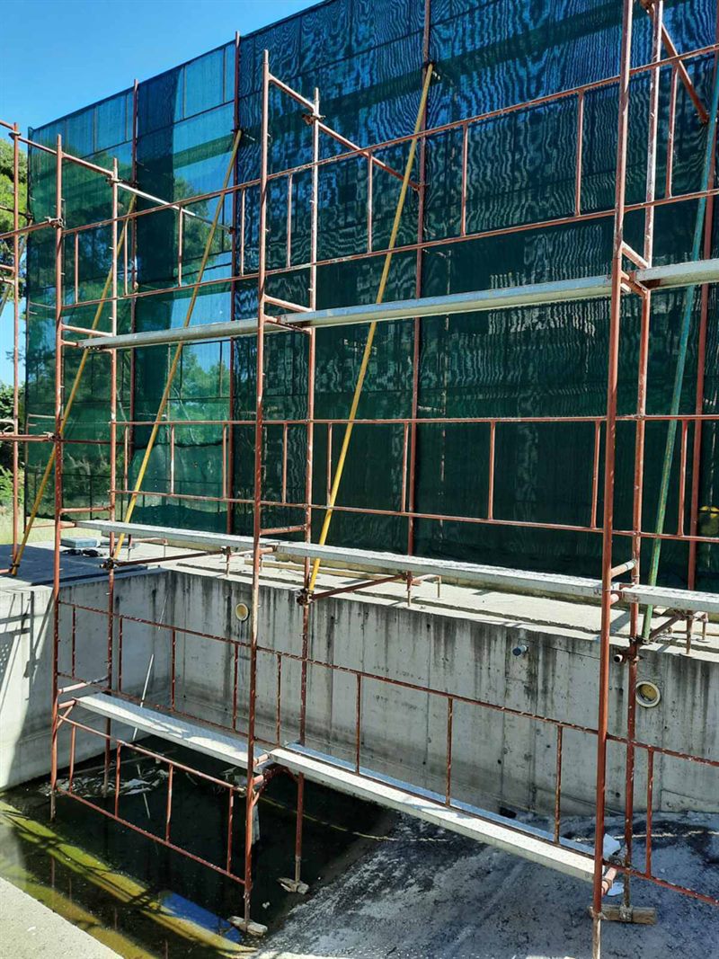 Perimeter scaffolding