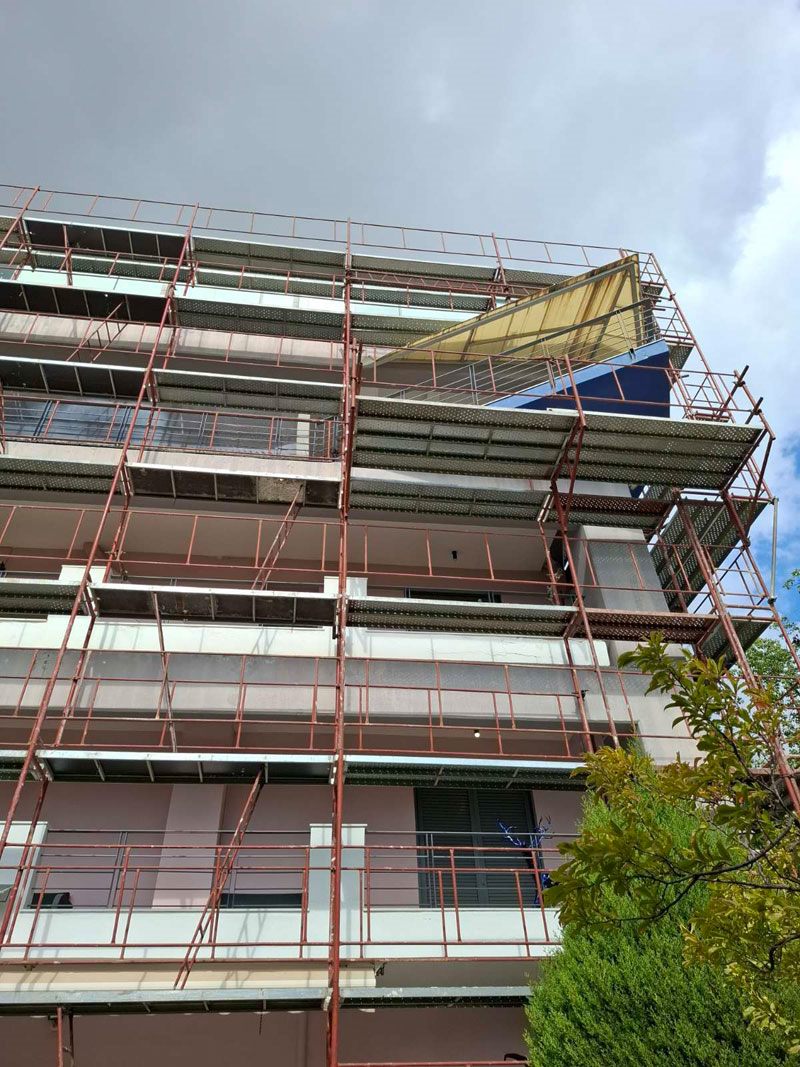Cantilever scaffolding