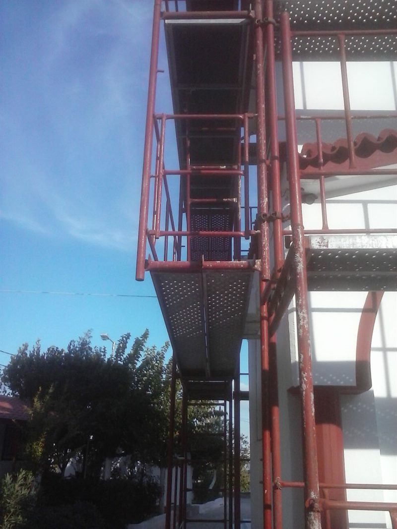 Cantilever scaffolding