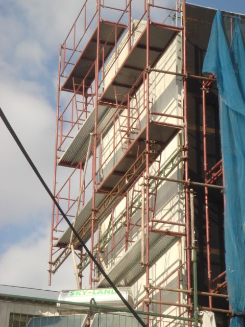 Cantilever scaffolding