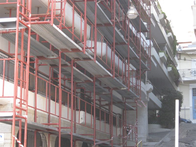 Cantilever scaffolding