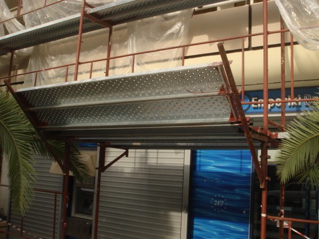 Cantilever scaffolding