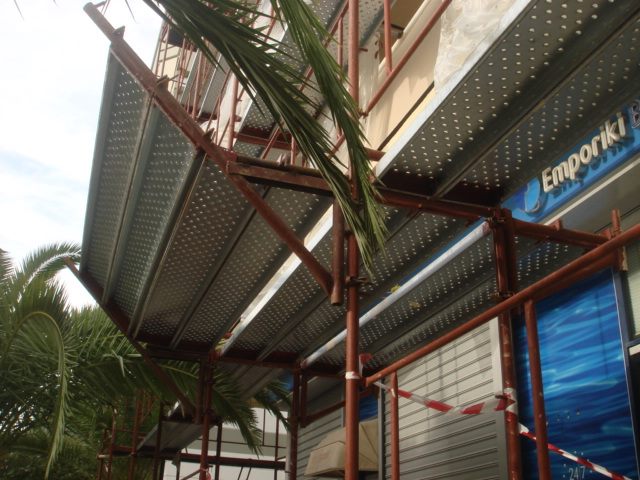 Cantilever scaffolding