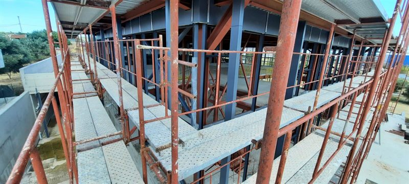 Scaffold working deck with guardrail