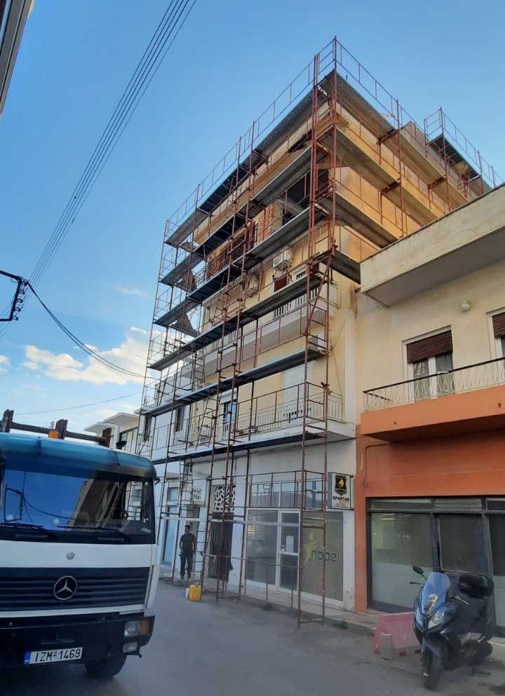 Corner scaffolding on an apartment building