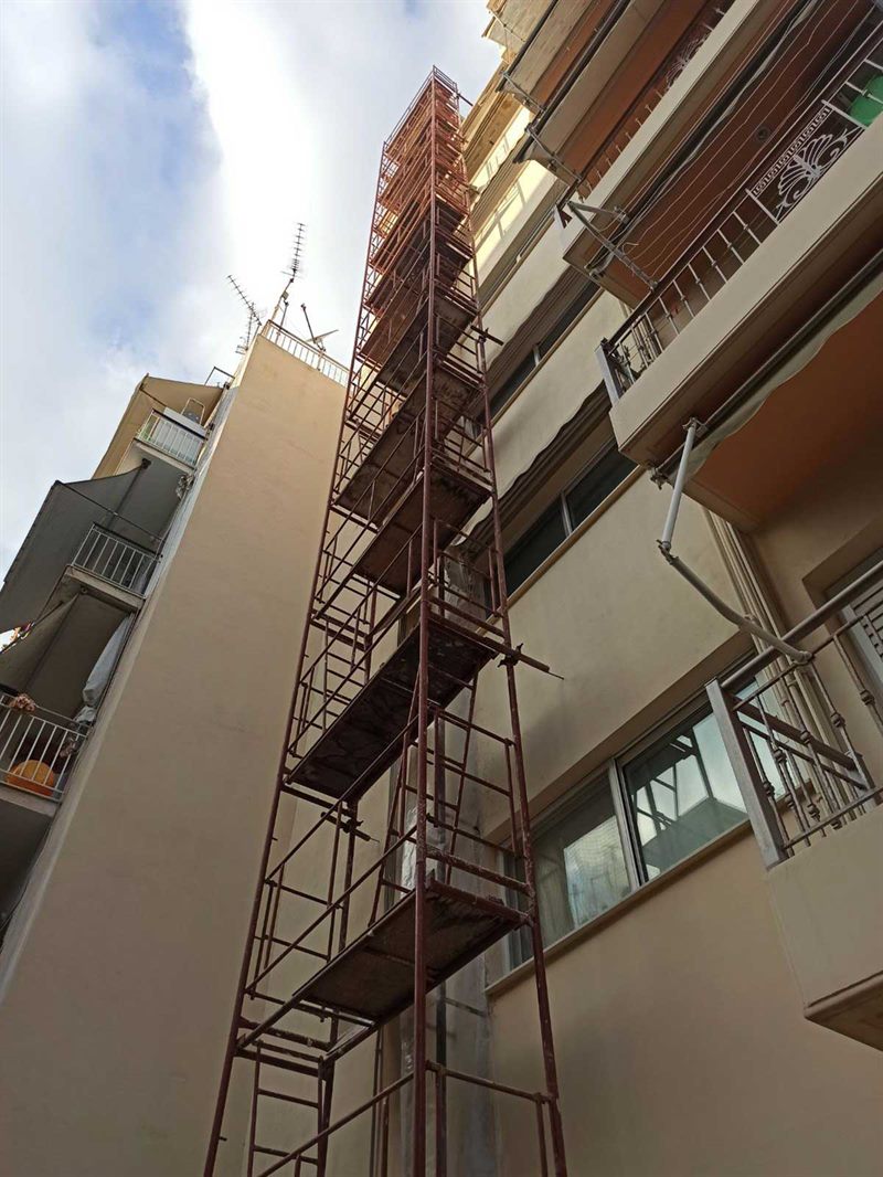 Corner scaffolding on an apartment building