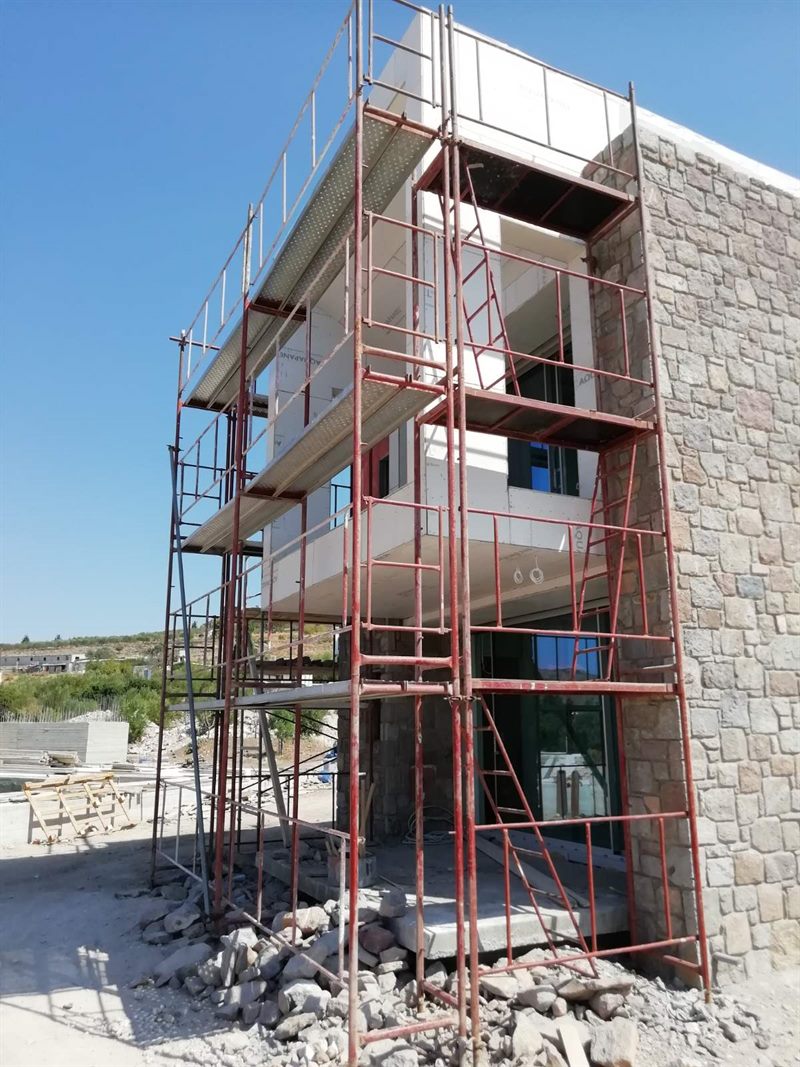 Corner scaffolding on an apartment building