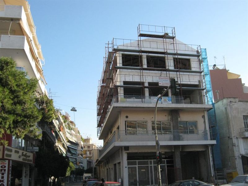 Corner scaffolding on an apartment building