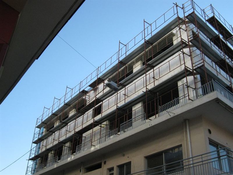 Corner scaffolding on an apartment building