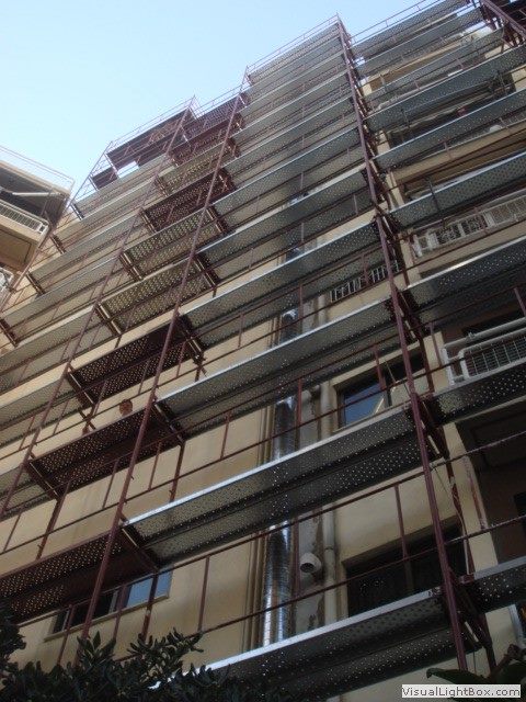 Corner scaffolding on an apartment building