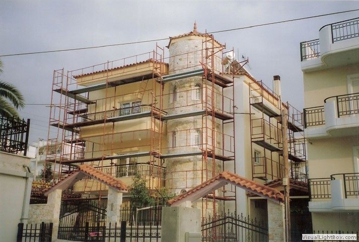 Corner scaffolding on an apartment building