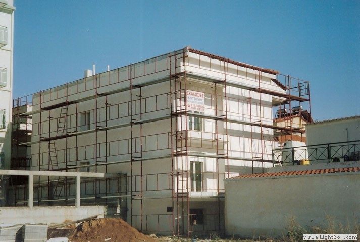 Corner scaffolding on an apartment building
