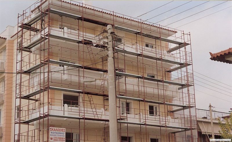 Corner scaffolding on an apartment building