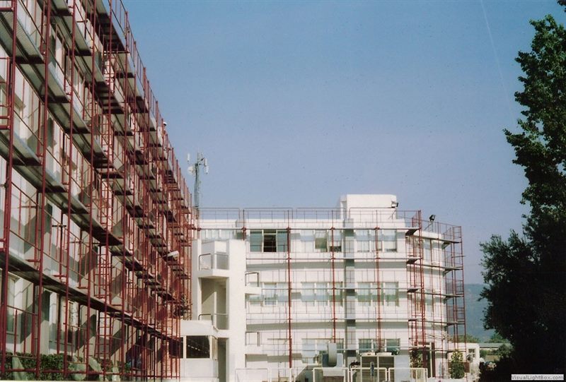 Corner scaffolding on an apartment building