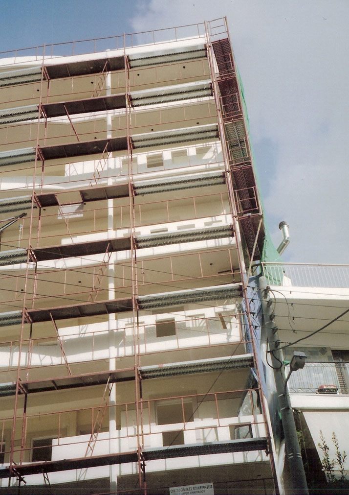 Corner scaffolding on an apartment building