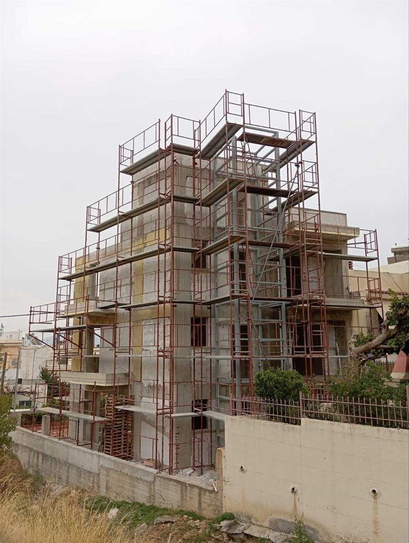 Scaffolding for a facade renovation in Ilion