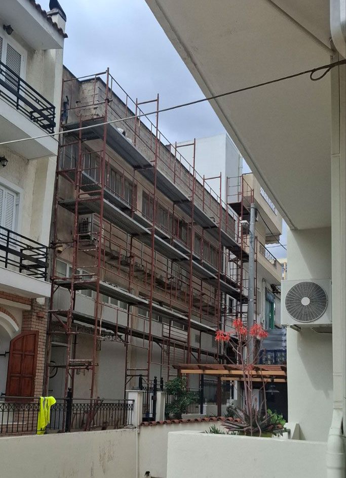 Facade scaffolding on an apartment building in Ilion