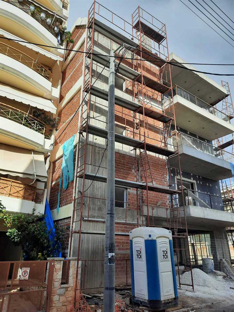 Facade scaffolding on an apartment building in Ilion