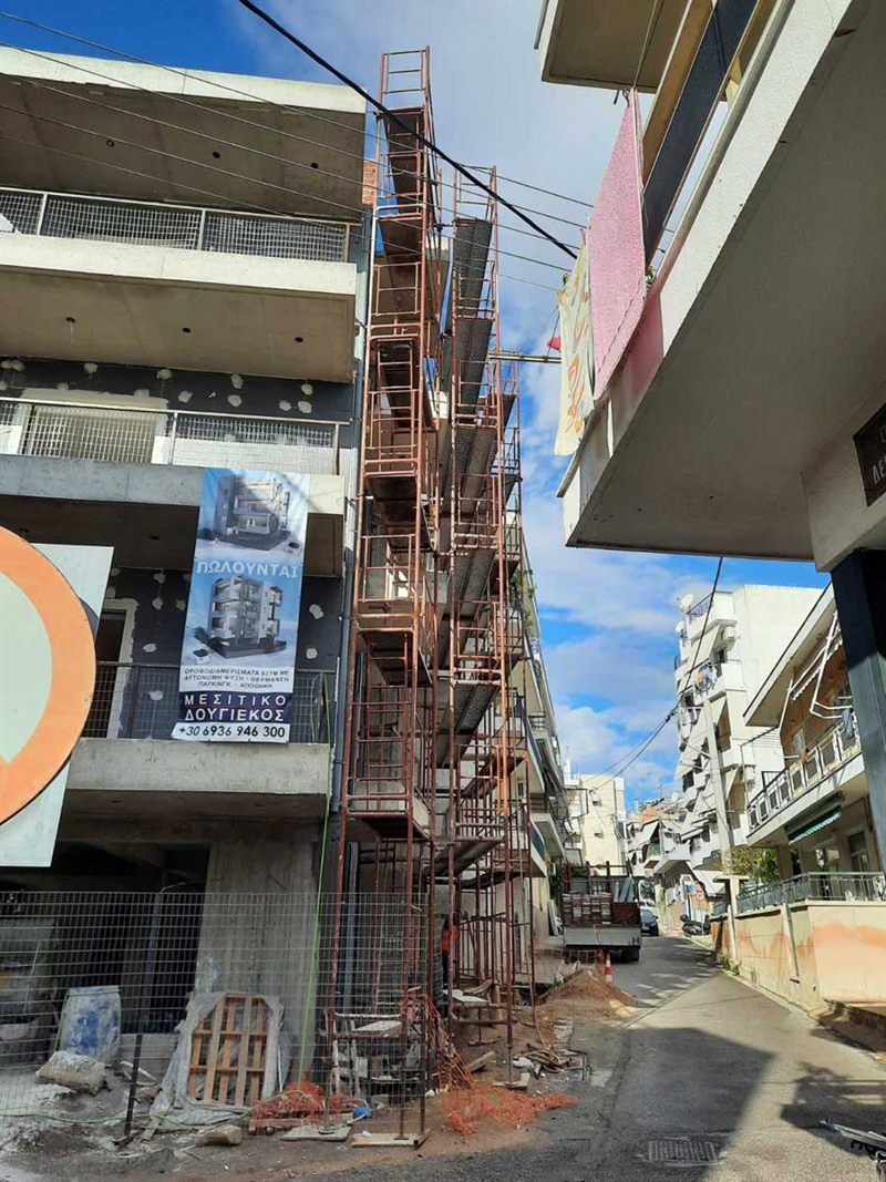 Facade scaffolding on an apartment building in Ilion