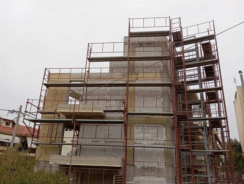 Facade scaffolding on an apartment building in Ilion