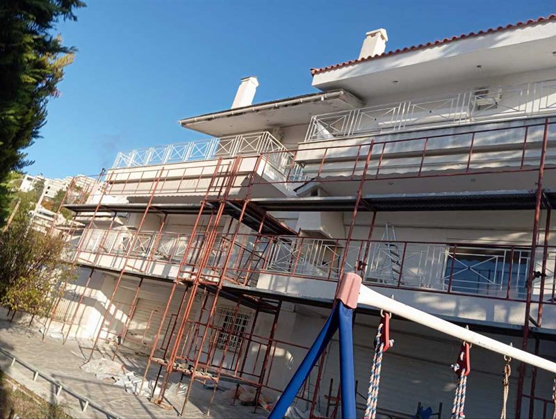Facade scaffolding on an apartment building in Kamatero