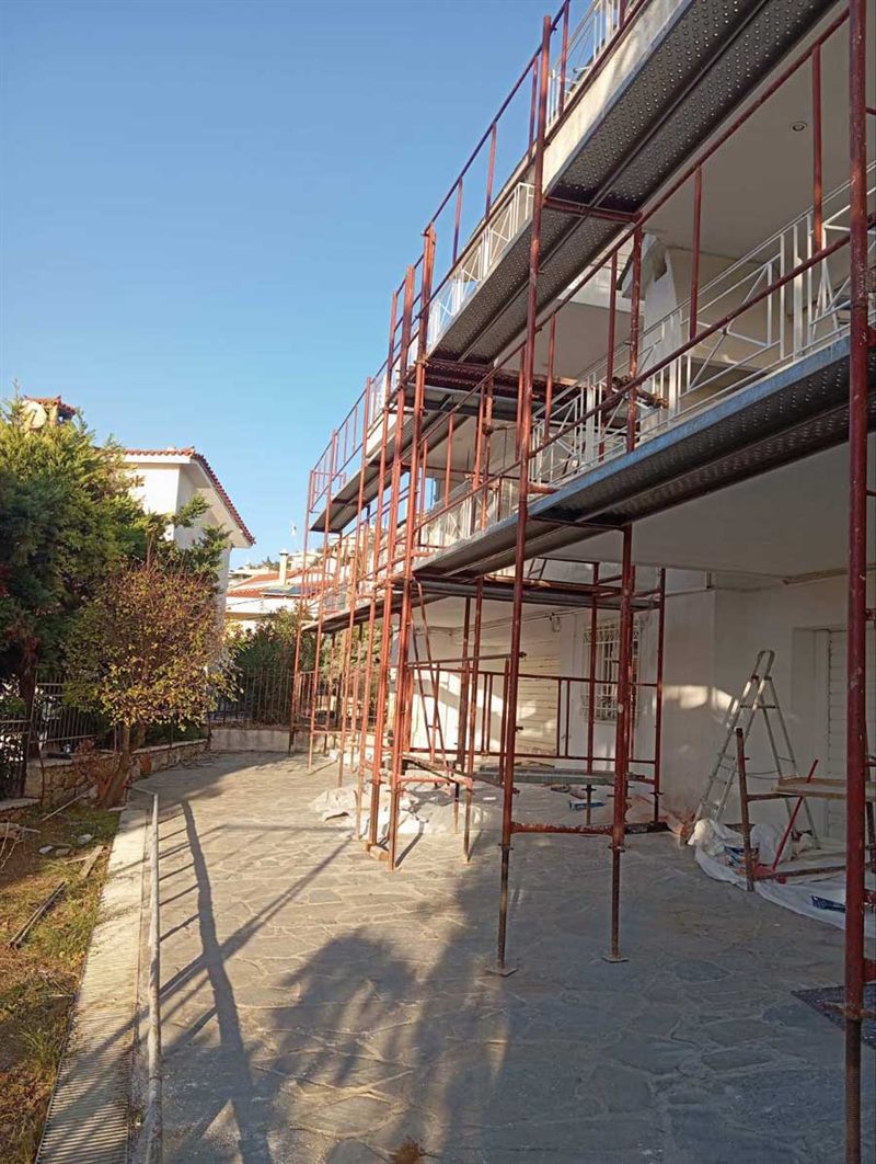 Facade scaffolding on an apartment building in Kamatero