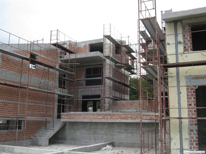 Facade scaffolding on an apartment building in Penteli