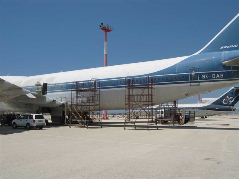 Mobile scaffold tower at an aircraft