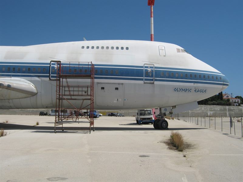 Mobile scaffold tower at an aircraft