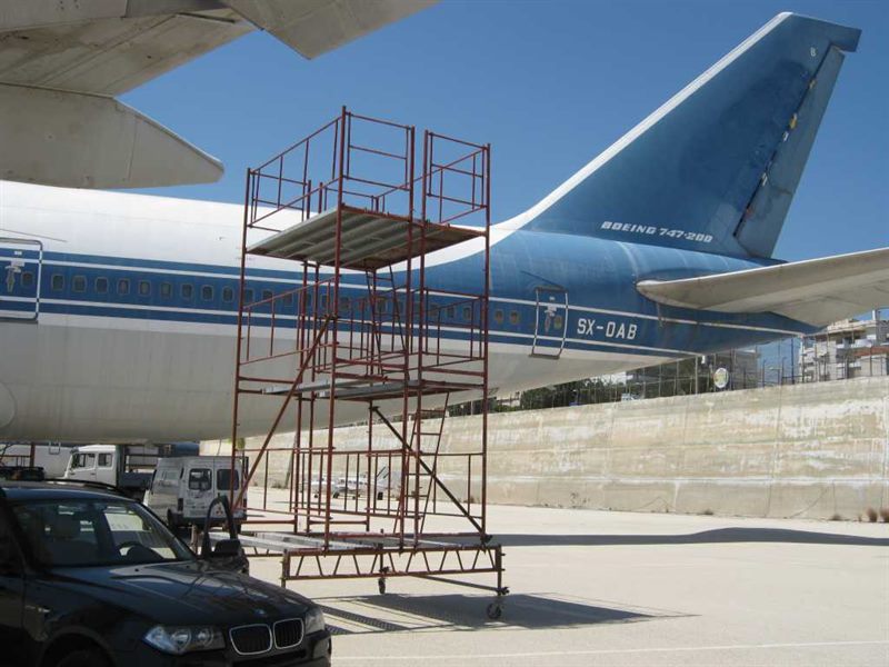 Mobile scaffold tower at an aircraft