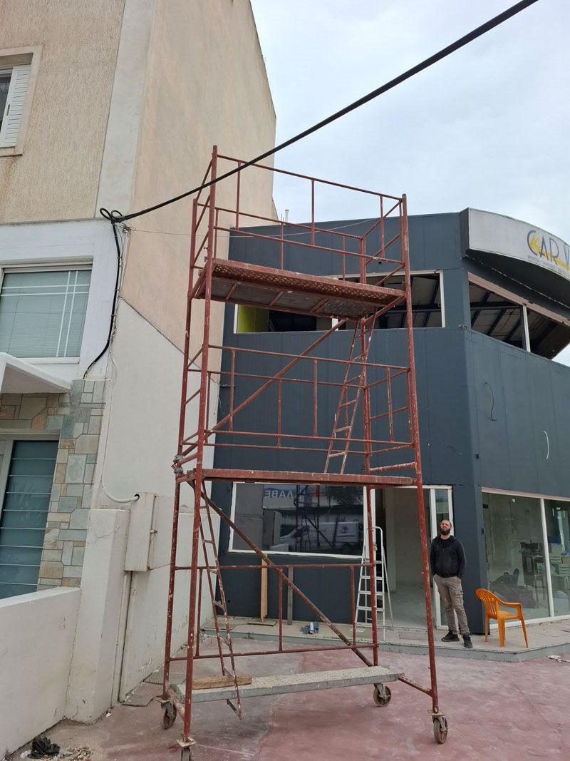 Mobile scaffold tower on wheels